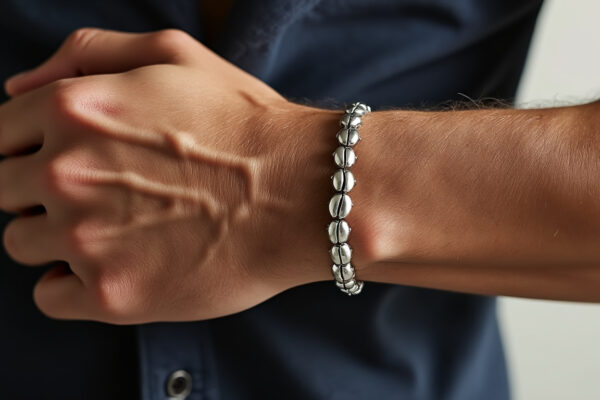 découvrez les avantages uniques d'un bracelet graine de café en argent pour homme : élégance, originalité et symbolisme naturel pour un style authentique.